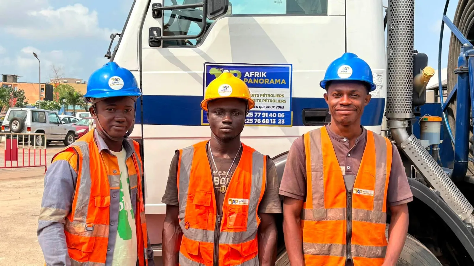 Équipe de livreurs AFRIK PANORAMA devant un camion-citerne à Abidjan